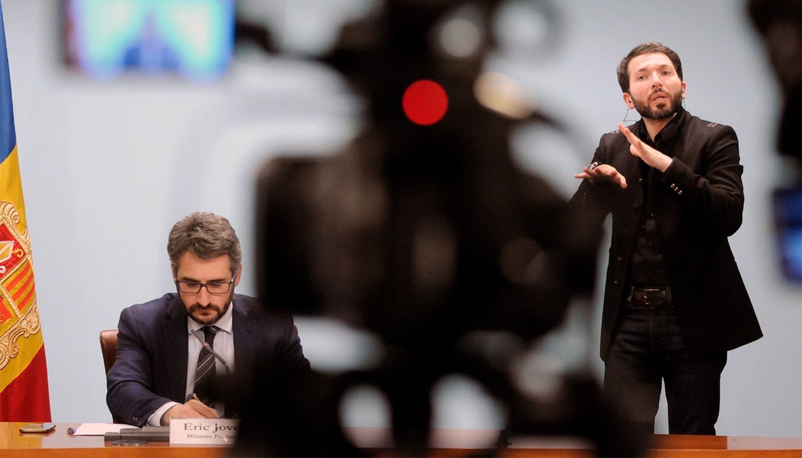 Eric Jover escoltant les explicacions que oferia des de casa seva Joan Martínez Benazet.