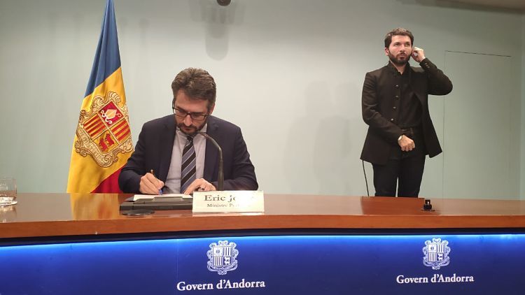 Jover pren notes durant la compareixença.