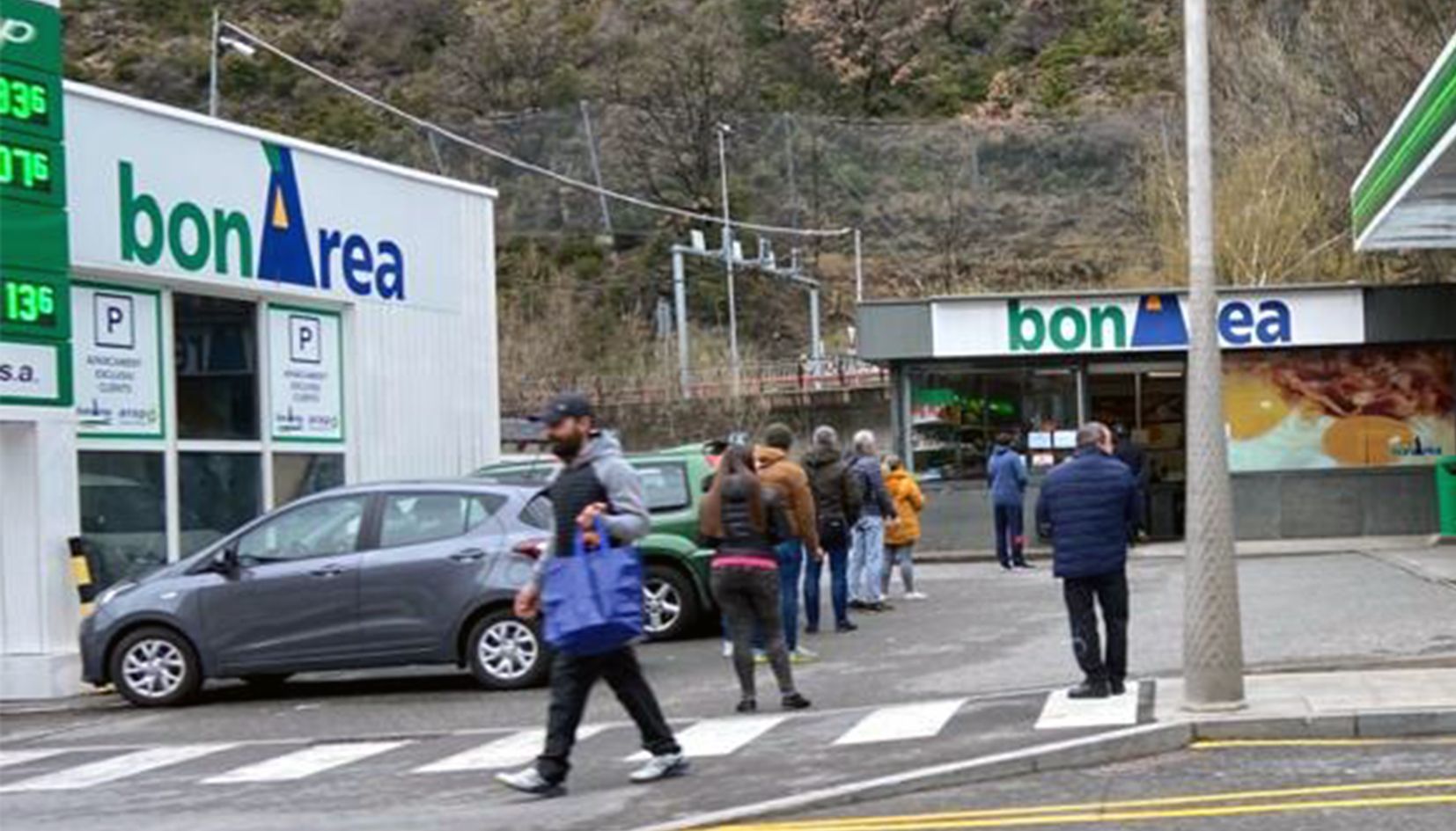 Les aglomeracions als centres comercials o botigues de venda d'aliments -la imatge és d'arxiu- s'han d'evitar de totes totes.