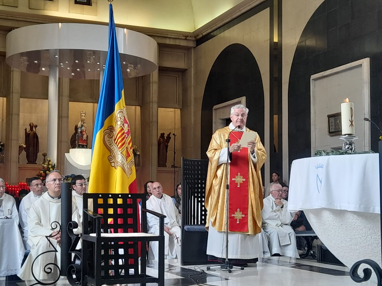 Joan-Enric Vives, durant l'homilia.