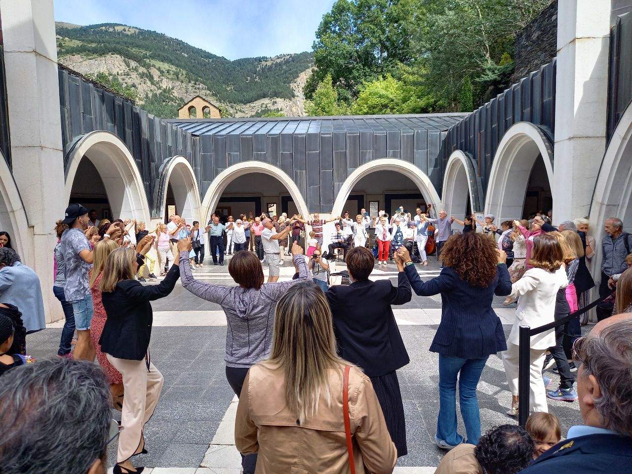 La ballada de sardanes a l'exterior del santuari.