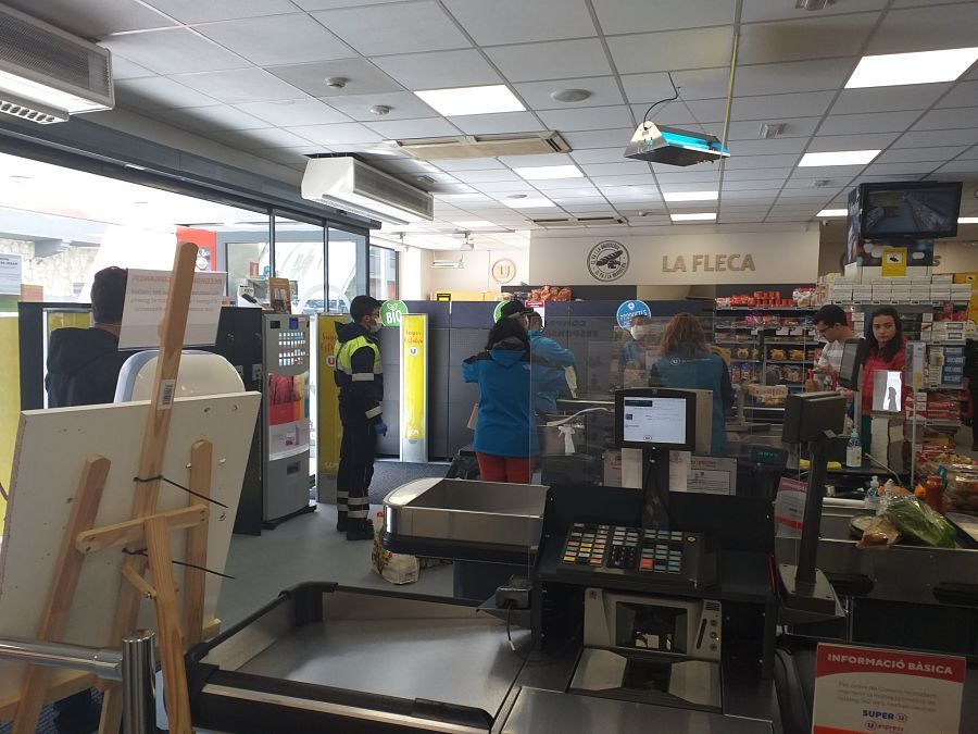 Una parella d'urbans controlen un centre comercial a Encamp.