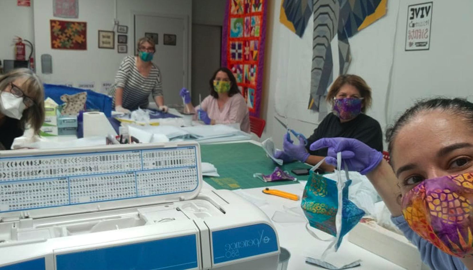 Treballant a 'tot drap' en un taller de la Massana.