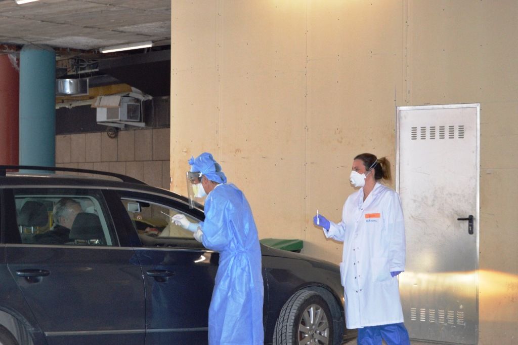 Una recollida de mostra presencial sense baixar del vehicle aquest dilluns.