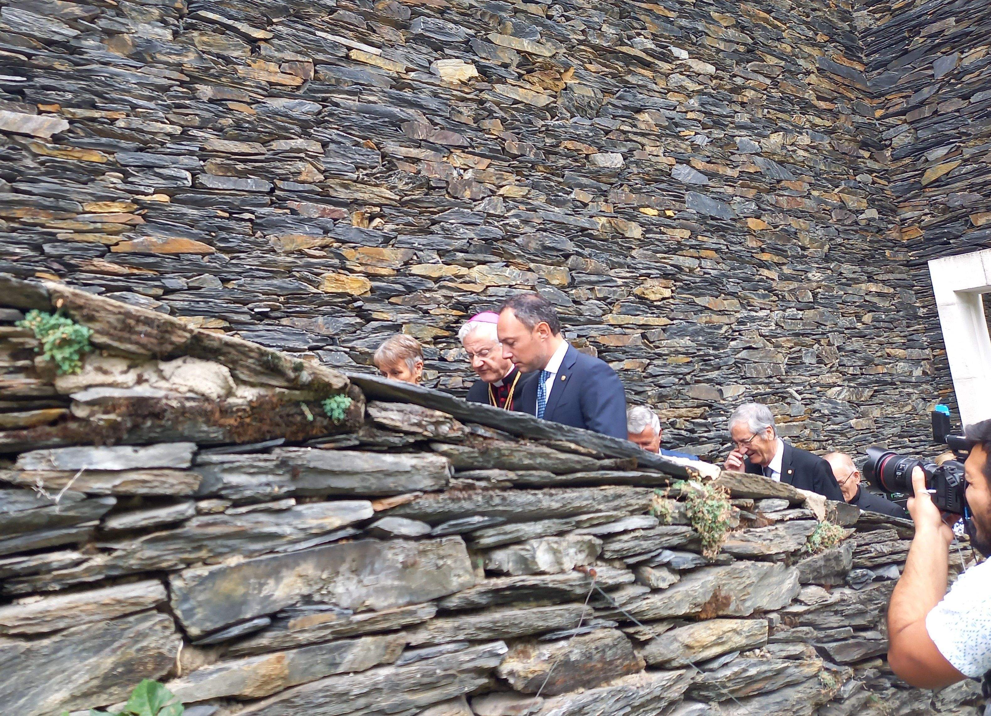 Vives i Espot pugen cap a la basílica de Meritxell abans de la missa d'aquest migdia.