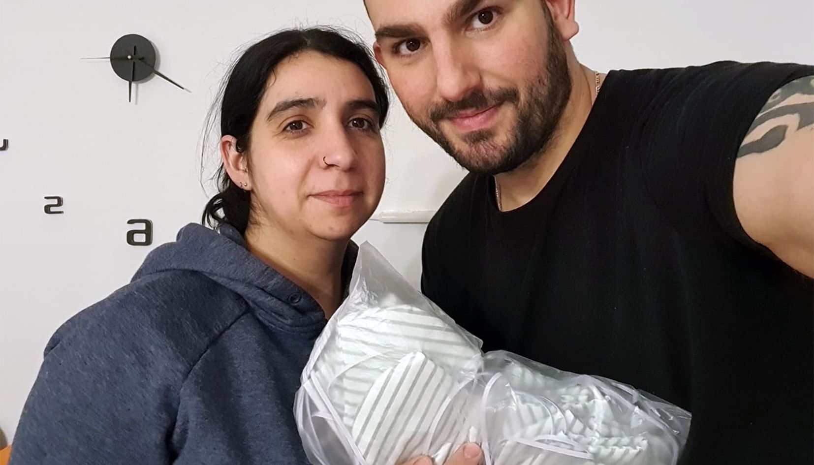 Fabio Cruz i Rebe Rodríguez són dos dels voluntaris que confeccionen mascaretes.