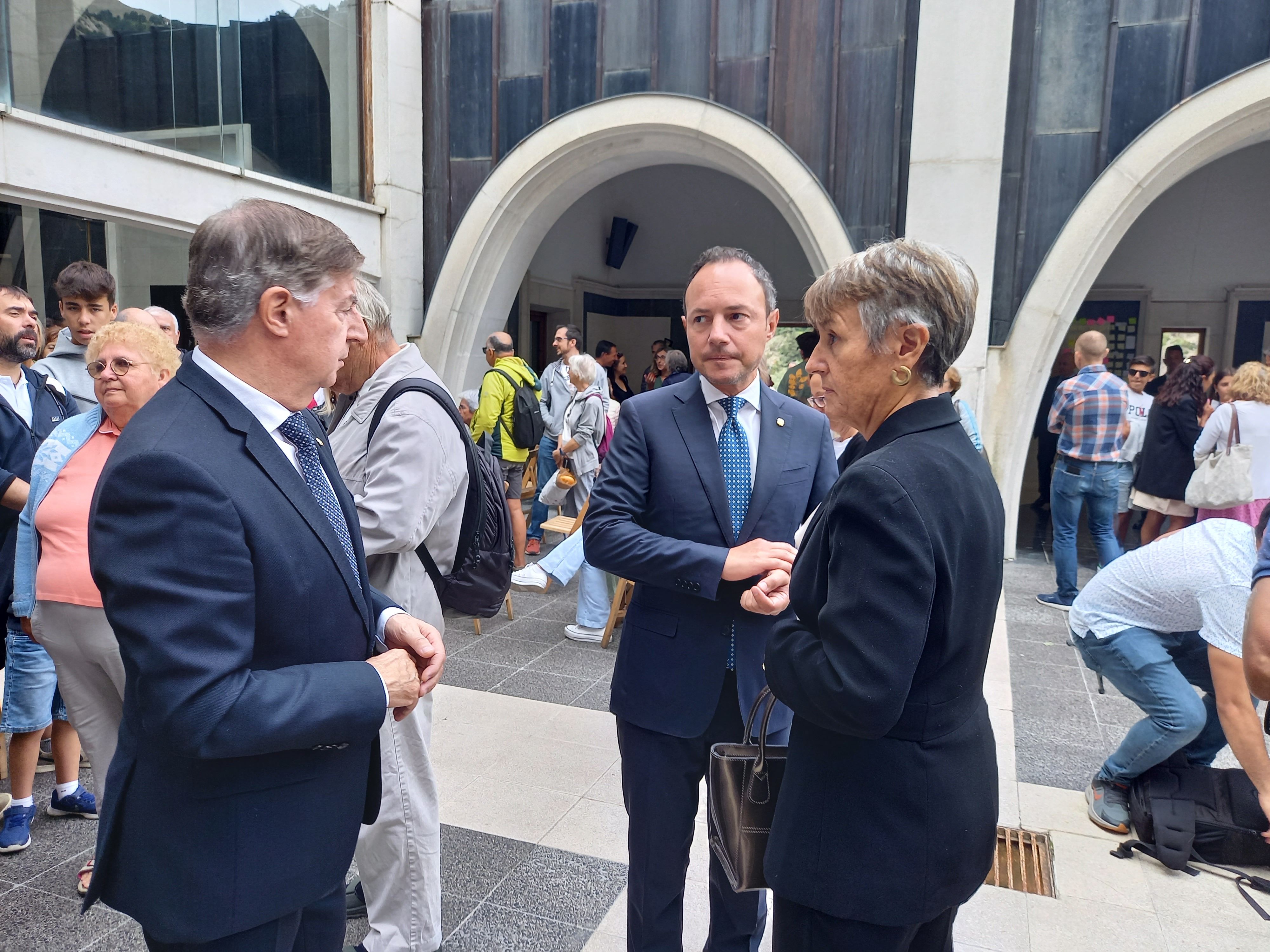 Espot parla amb Suñé i Enric Casadevall al patí del santuari.