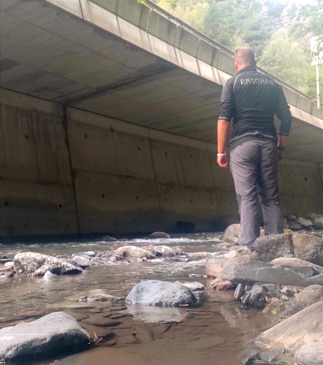 Un tècnic controlant el riu.