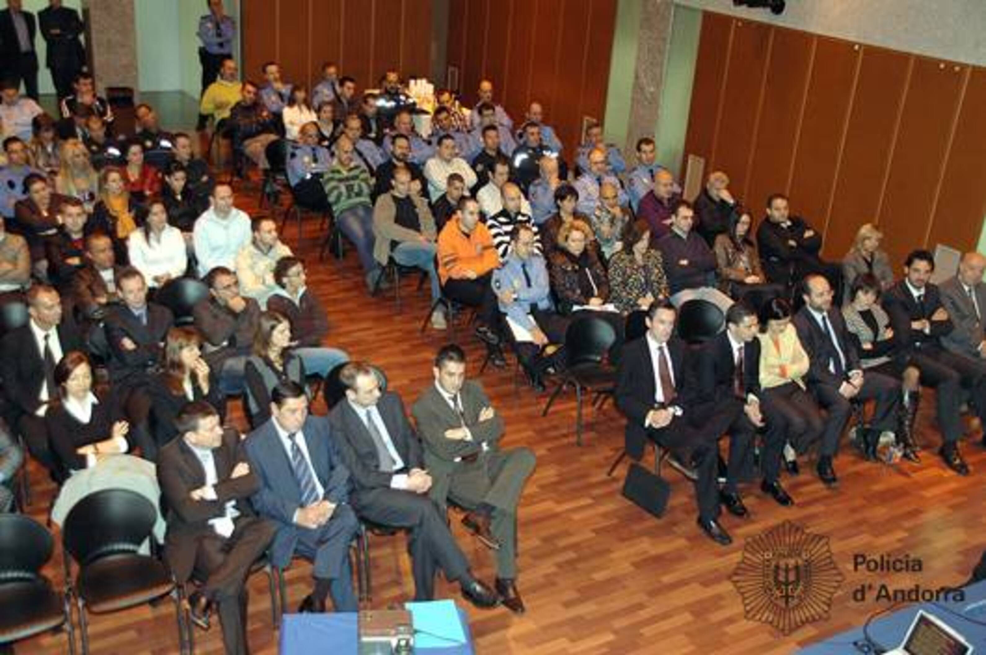 Marc Varri, primer a primera fila, just a tocar el passadís. Marc Varri, primer a primera fila, just a tocar el passadís.