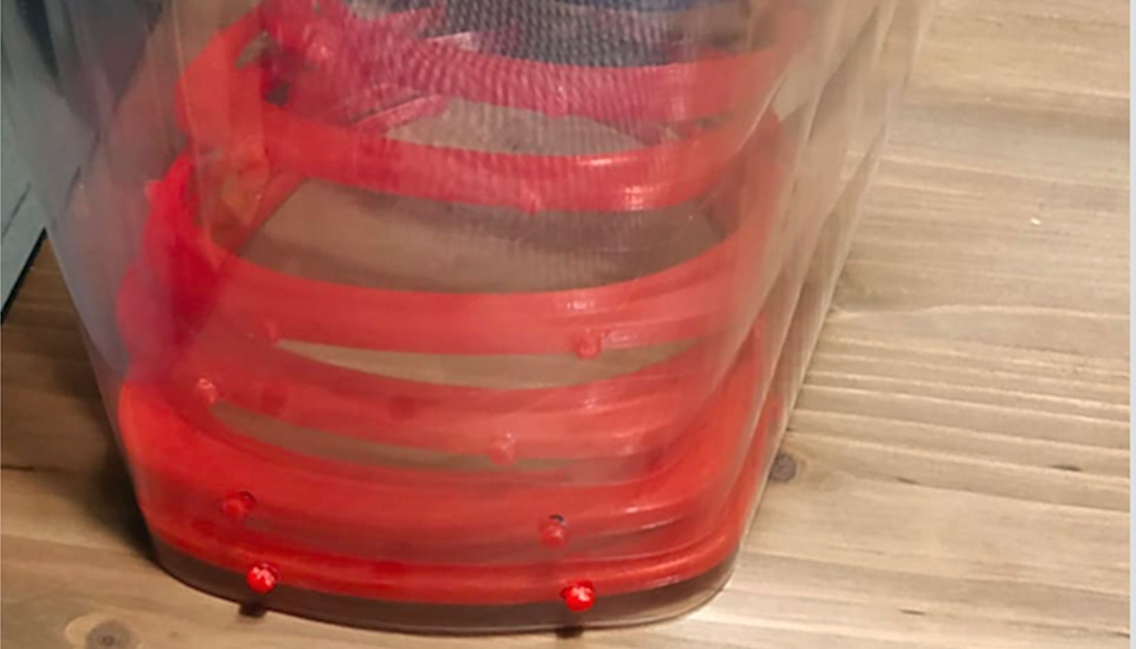 Agunes de les viseres preparades per lliurar a la Creu Roja.