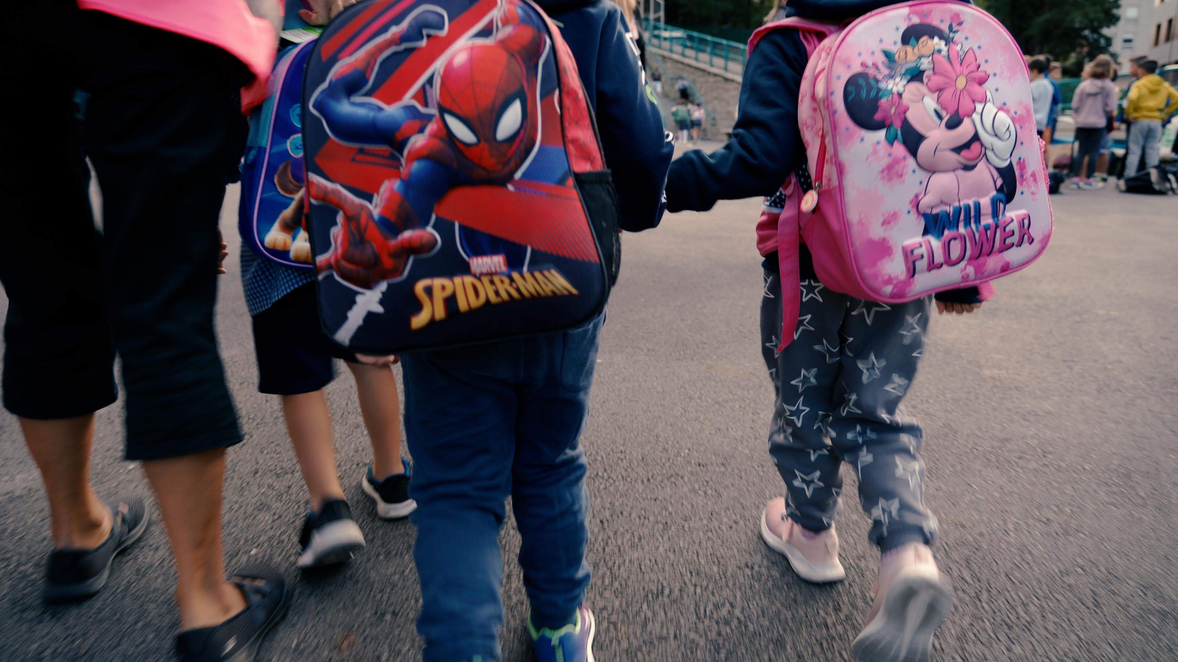 Infants entrant al recinte educatiu. 
