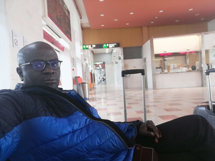 L'Ibrahima Niang, esperant el bus a l'estació de Lleida.