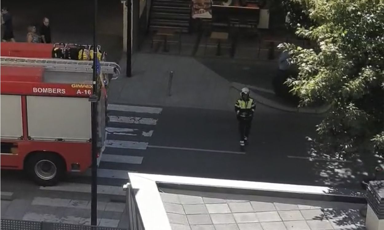 El camió de bombers i un agent de circulació a Prat de la Creu.