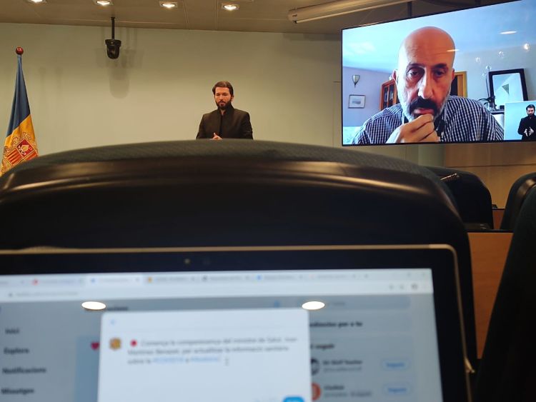 Un instant de la roda de premsa, amb el ministre intervenint des de casa seva.