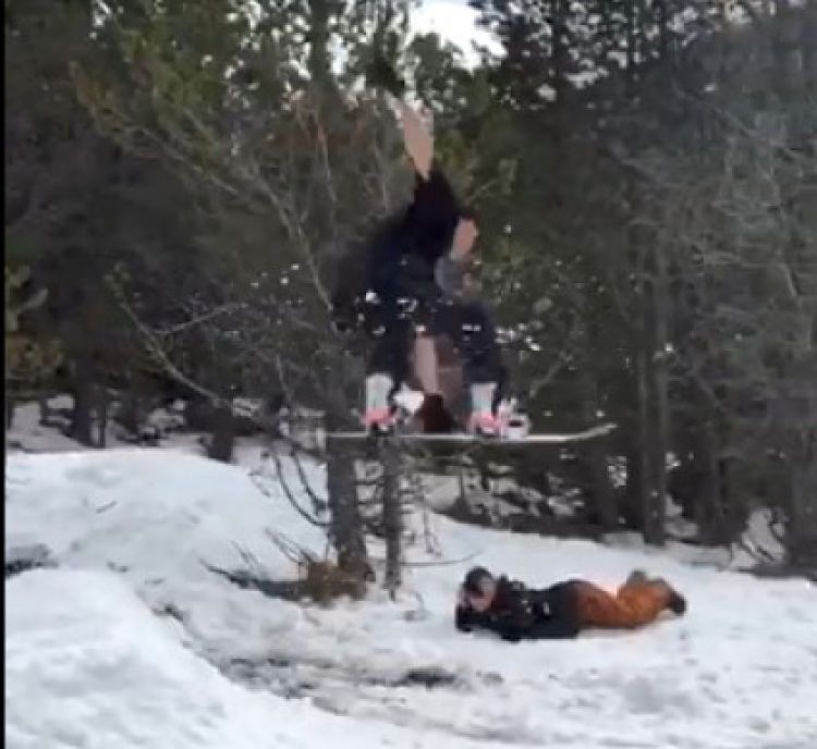 Un instant del vídeo dels joves fent surf de neu.
