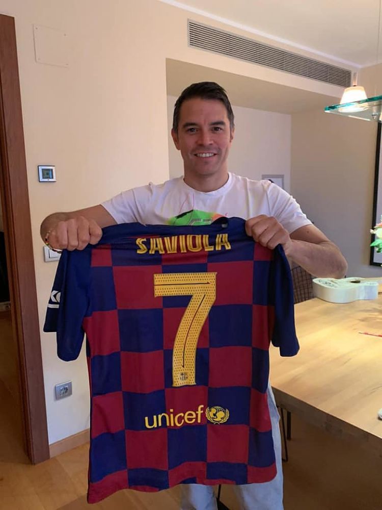 Saviola ensenya la samarreta que se subhastarà.