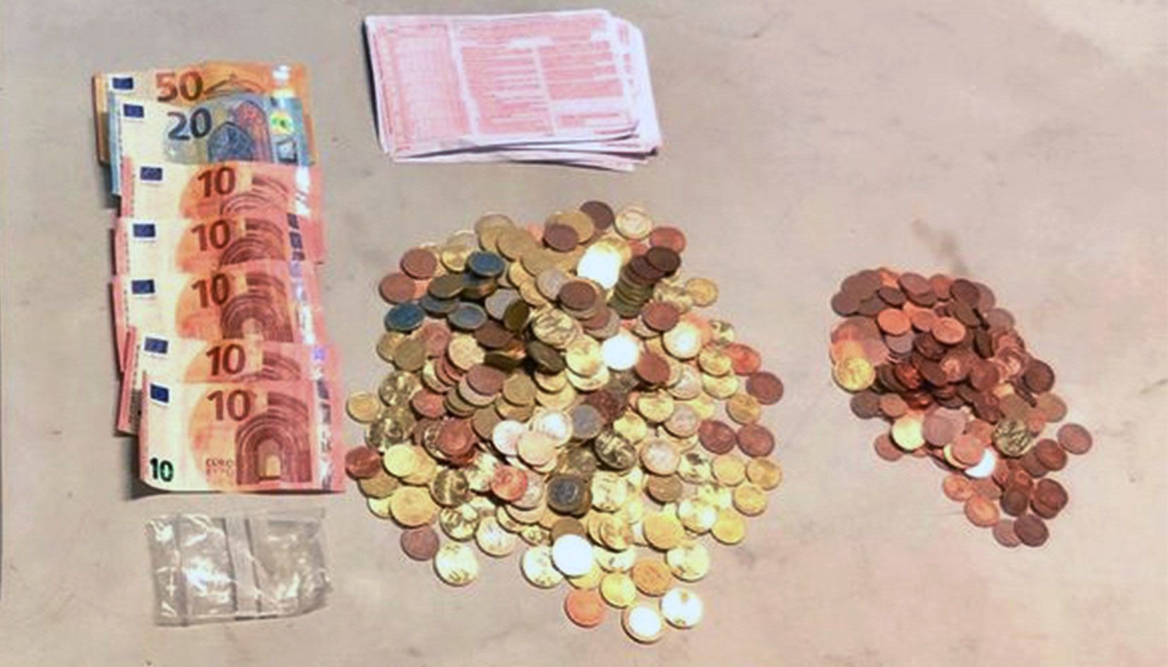 Els diners que hi havia dins la caixa registradora, recuperats.
