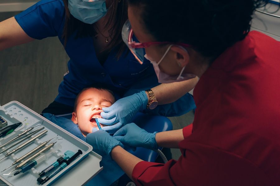 Intervenció a un nen en una clínica odontològica.