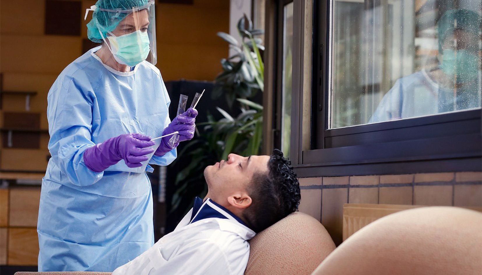 Una sanitària andorrana pren mostres a un dels professionals vingut de Cuba.