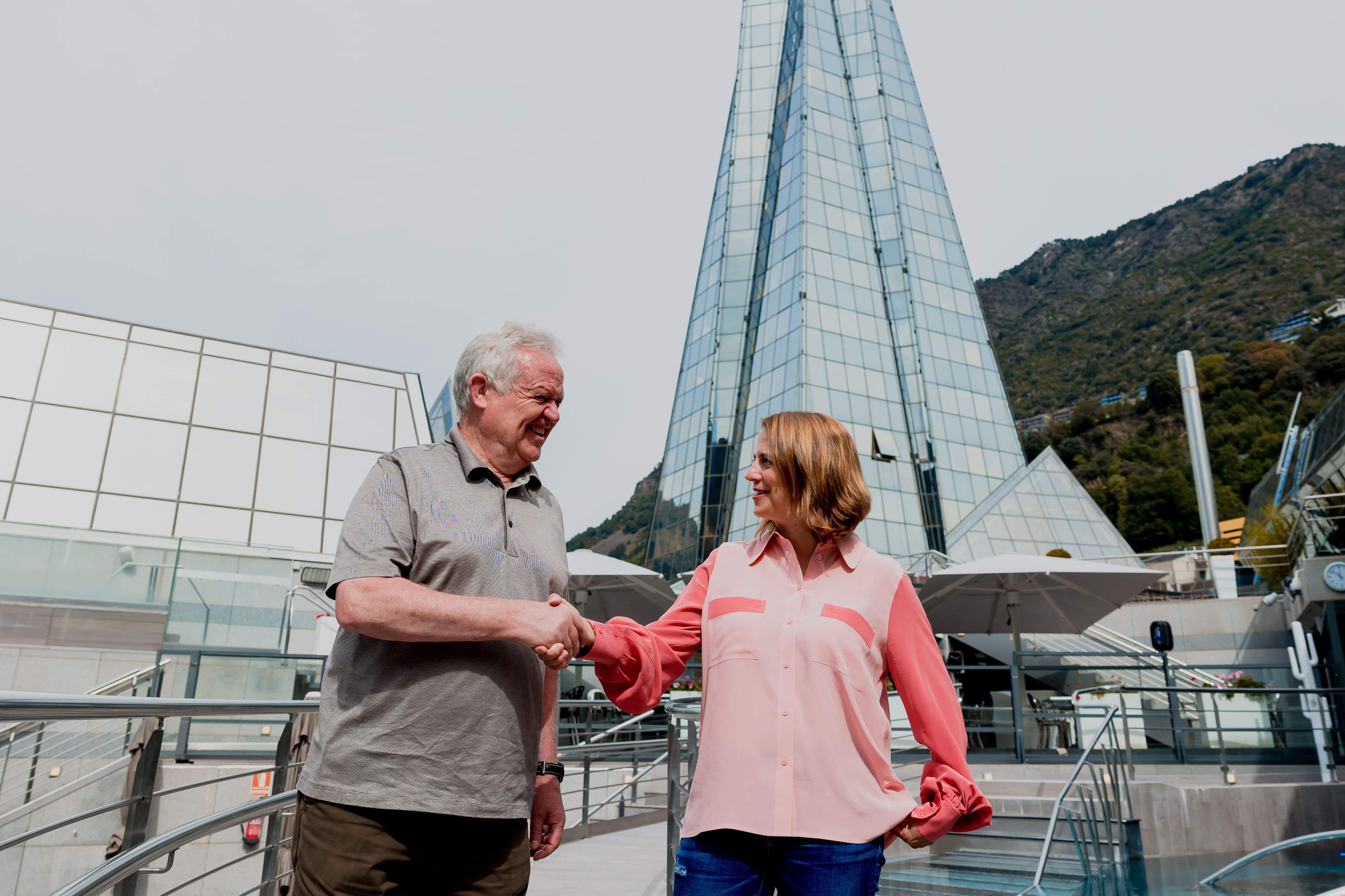 Ramon Visent i Rosa Gili simbolitzen l'acord.