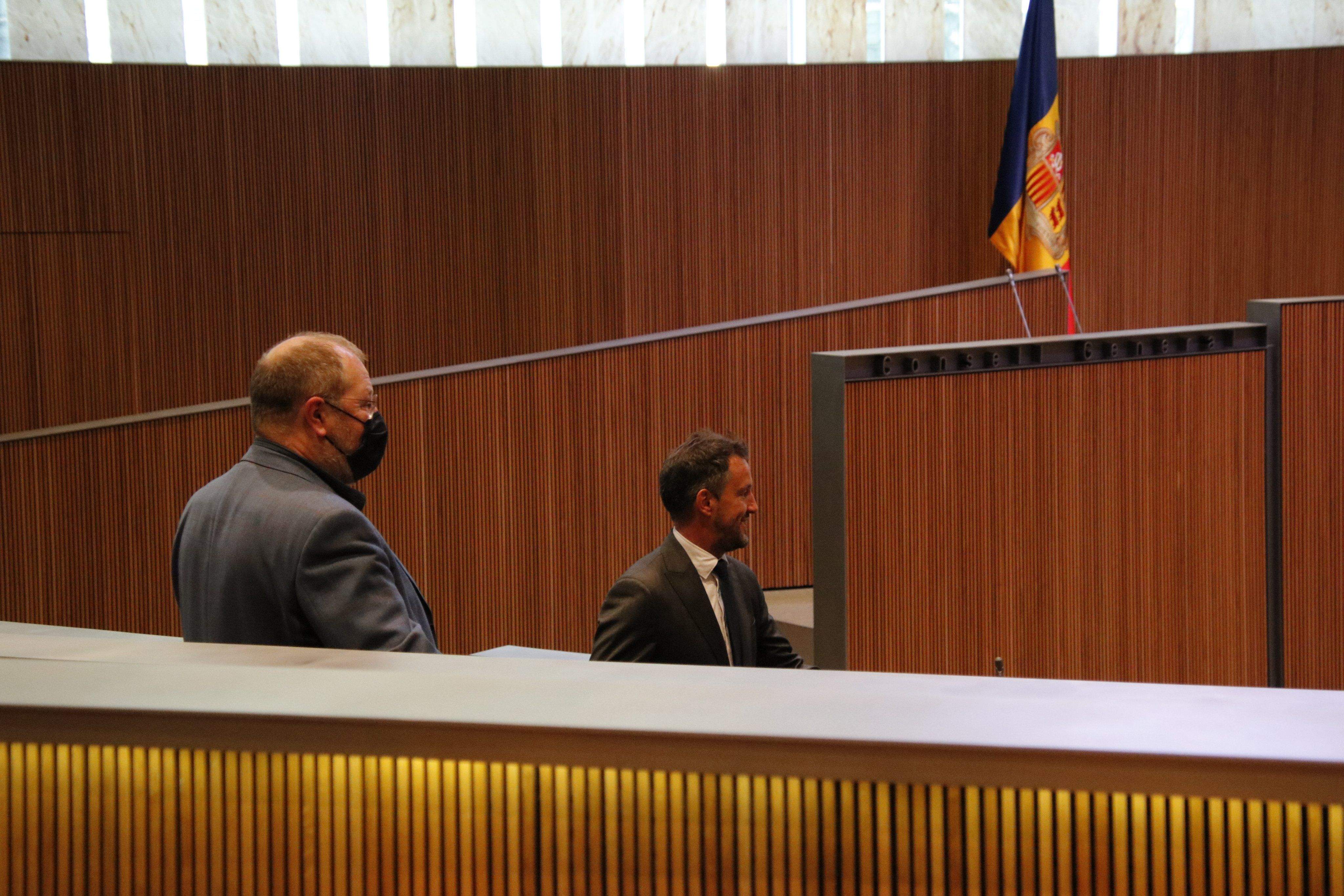 López, durant els instants previs al debat.