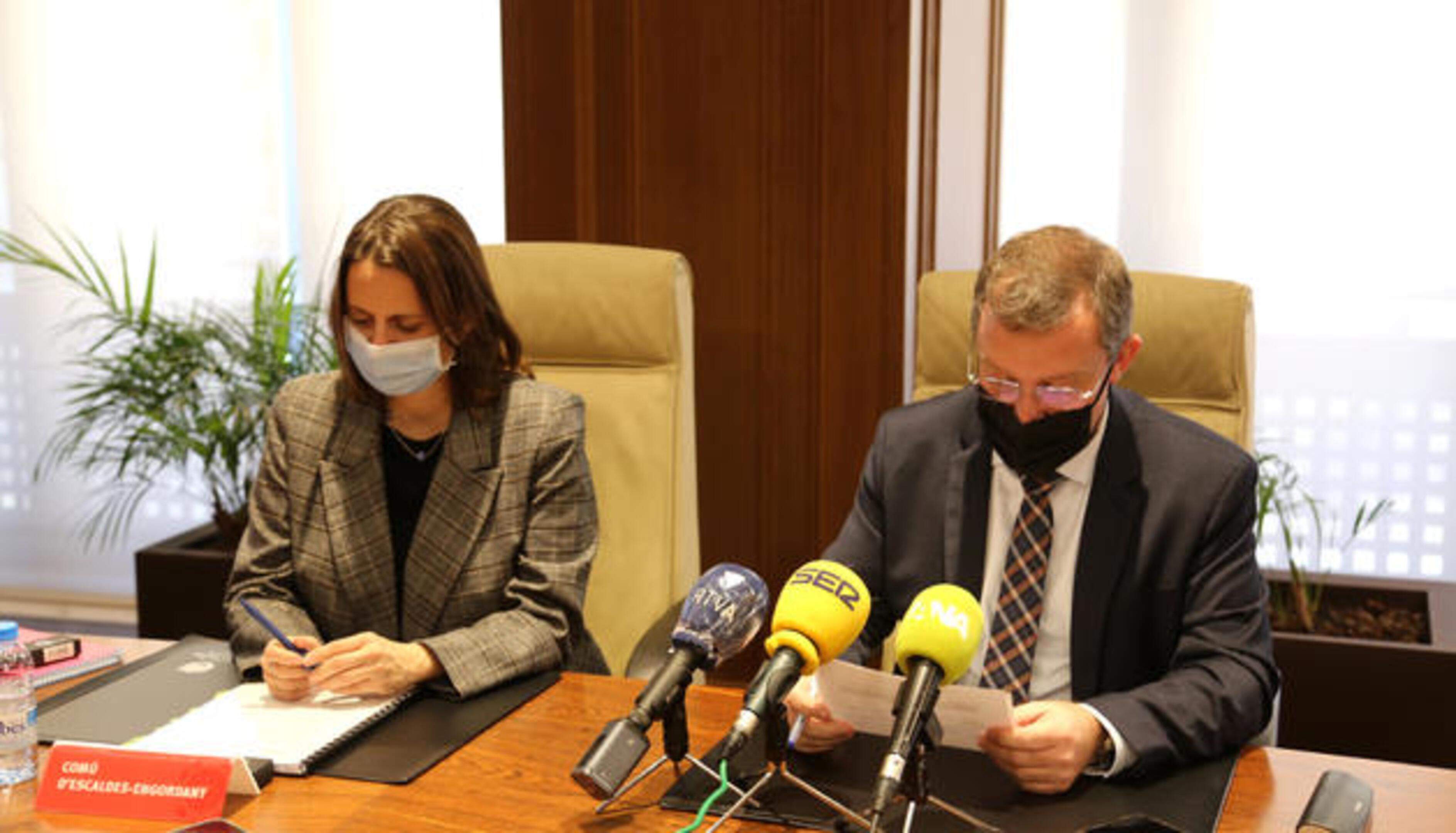 Rosa Gili i Josep Majoral en una roda de premsa posterior a una reunió de cònsols.