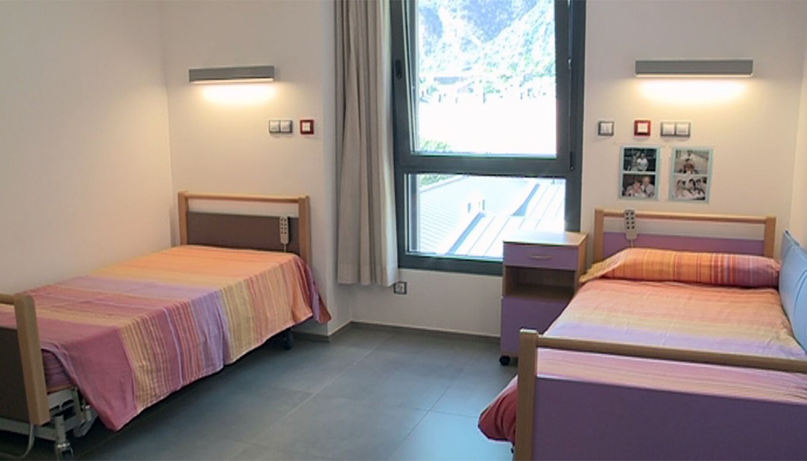 Una de les habitacions de la residència, on s'han d'aïllar els usuaris.