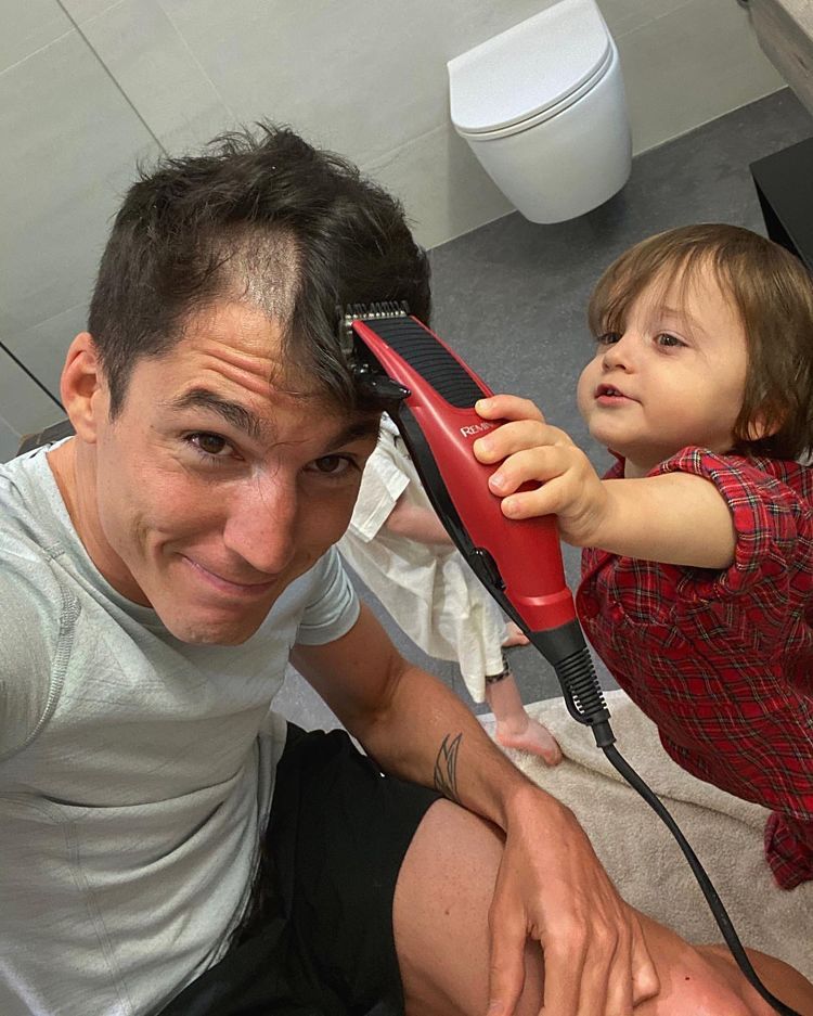 El fill en plena feina de perruquer amb Aleix Espargaró.