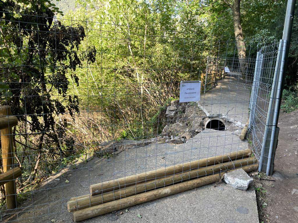 S'ha hagut d'establir un pas provisional per evitar l'indret malmès.