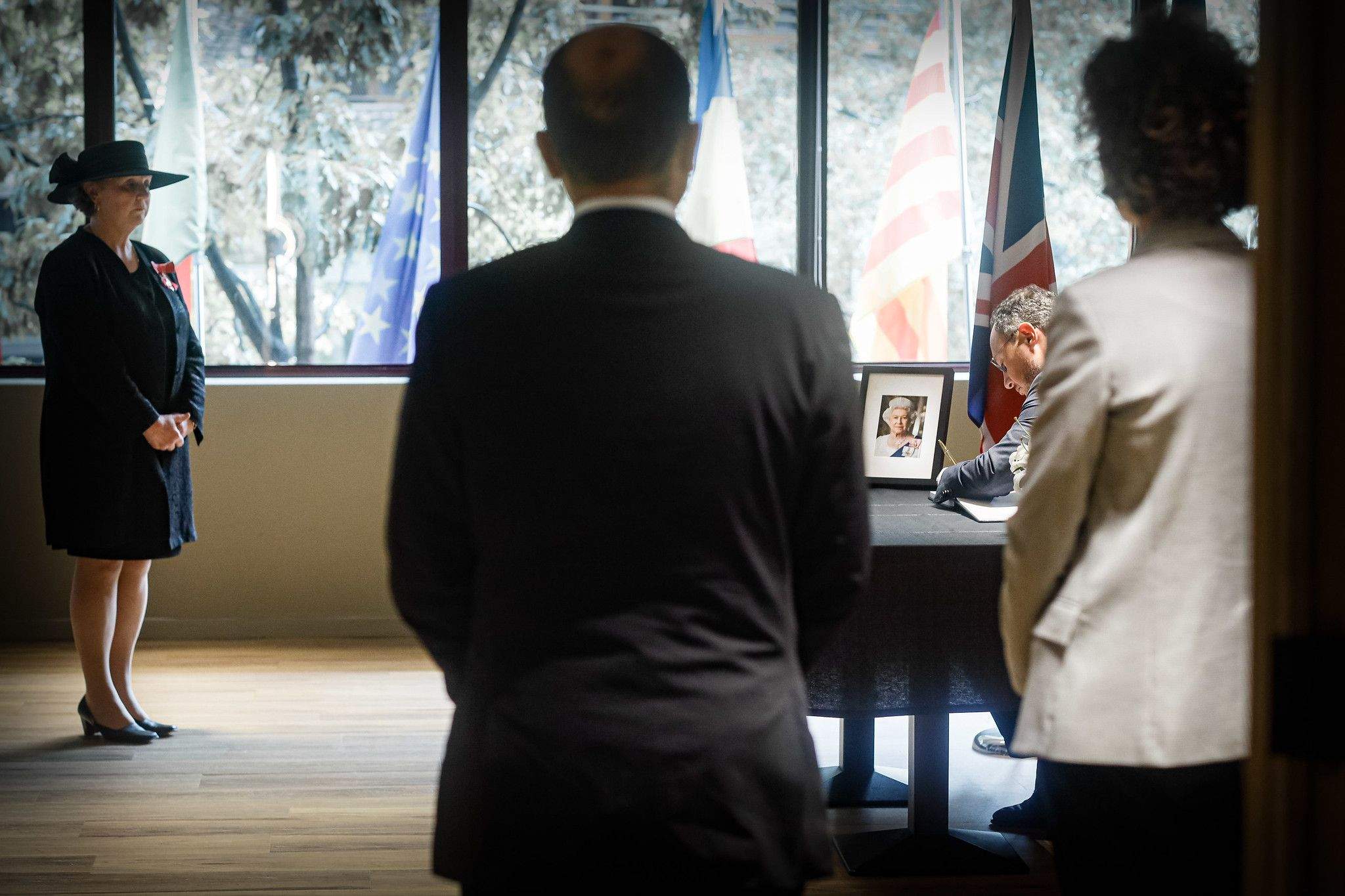 Un moment de la signatura d'Espot al llibre de condol.