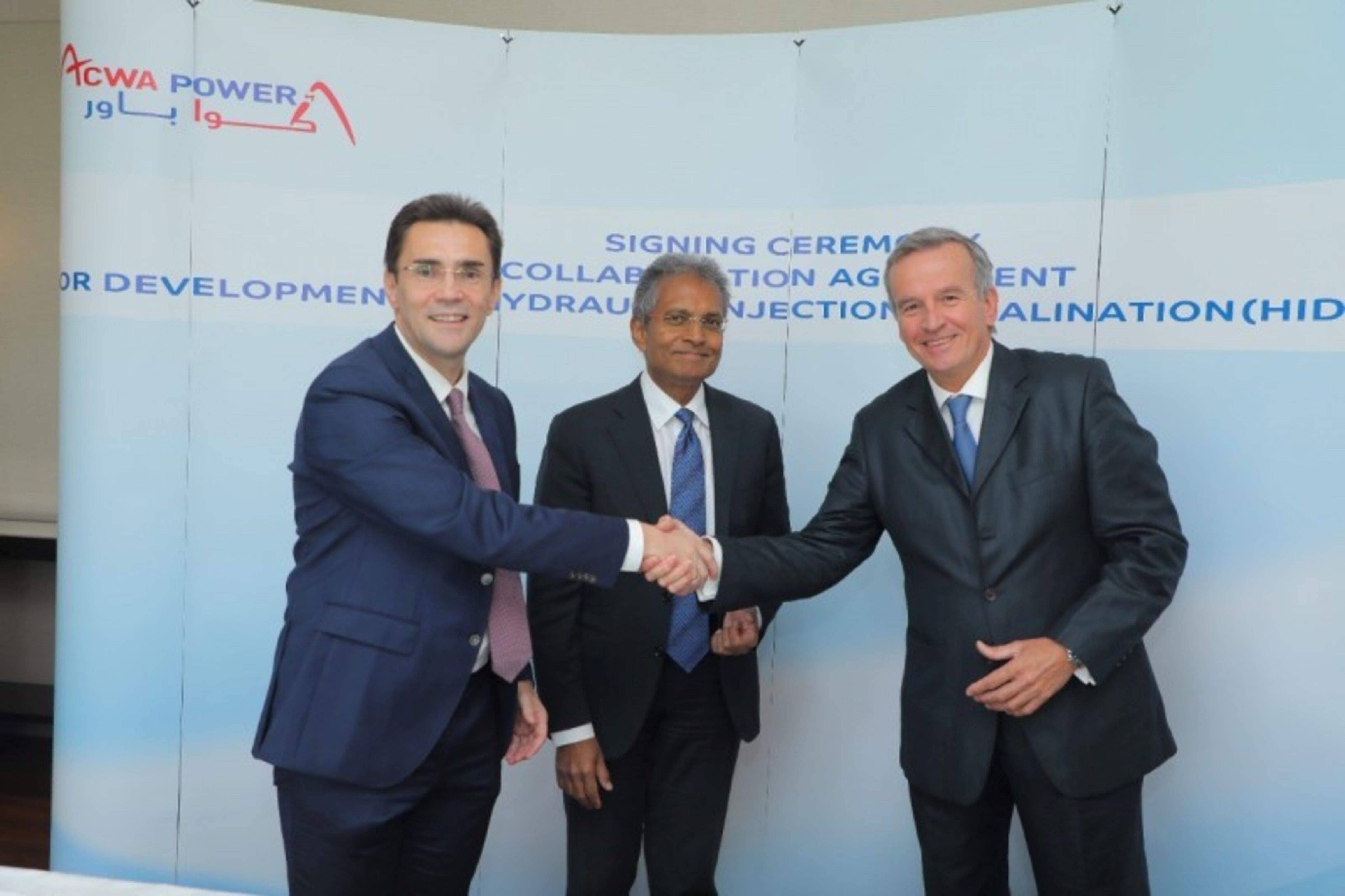 Eusebi Nomen rubricant l'acord amb dos responsables d'ACWA Power a Riad.