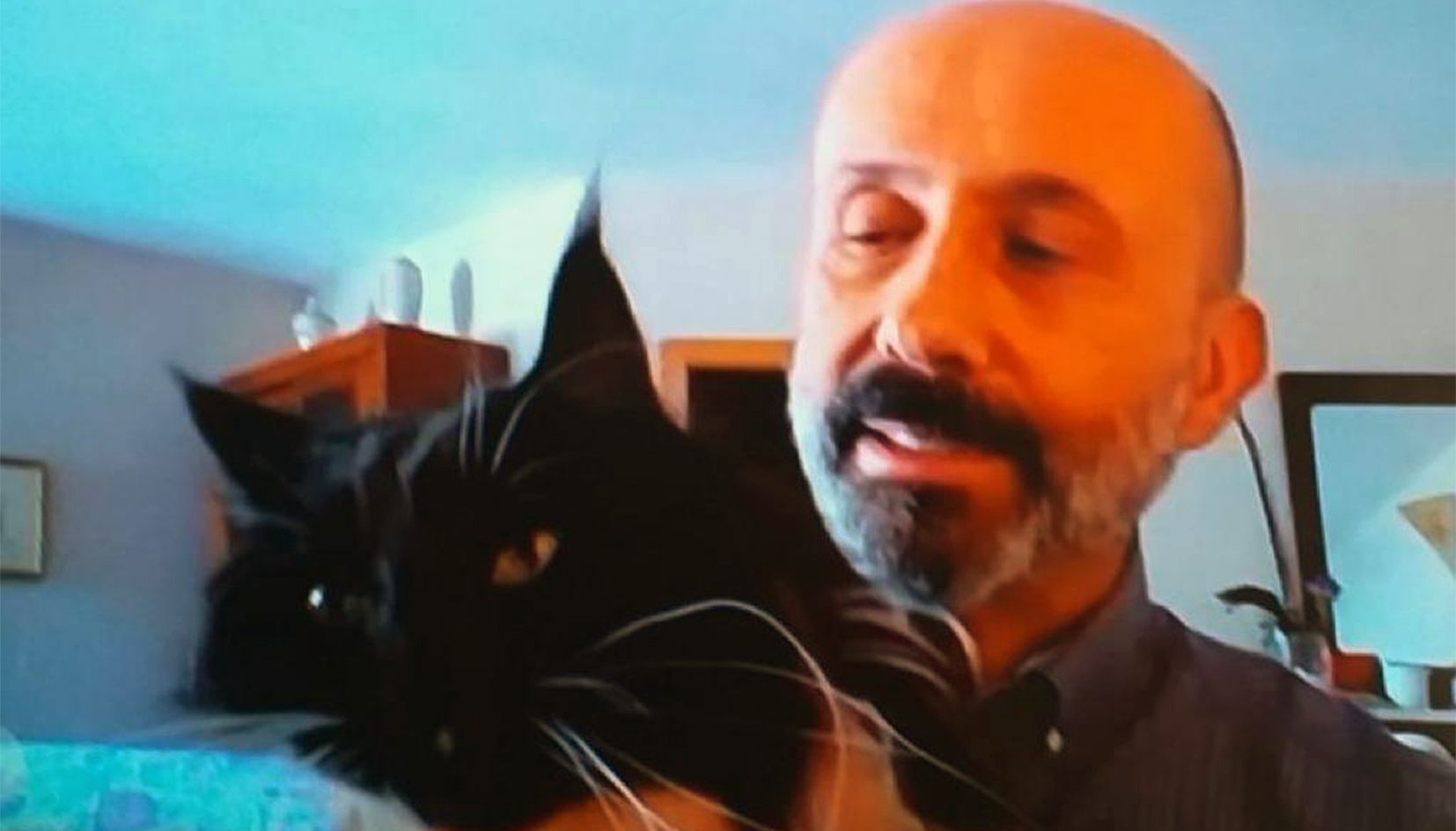 Al final de la compareixença, i per donar resposta a algunes demandes ciutadanes, el ministre ha mostrat un altre del seus gats, la femella Aima.