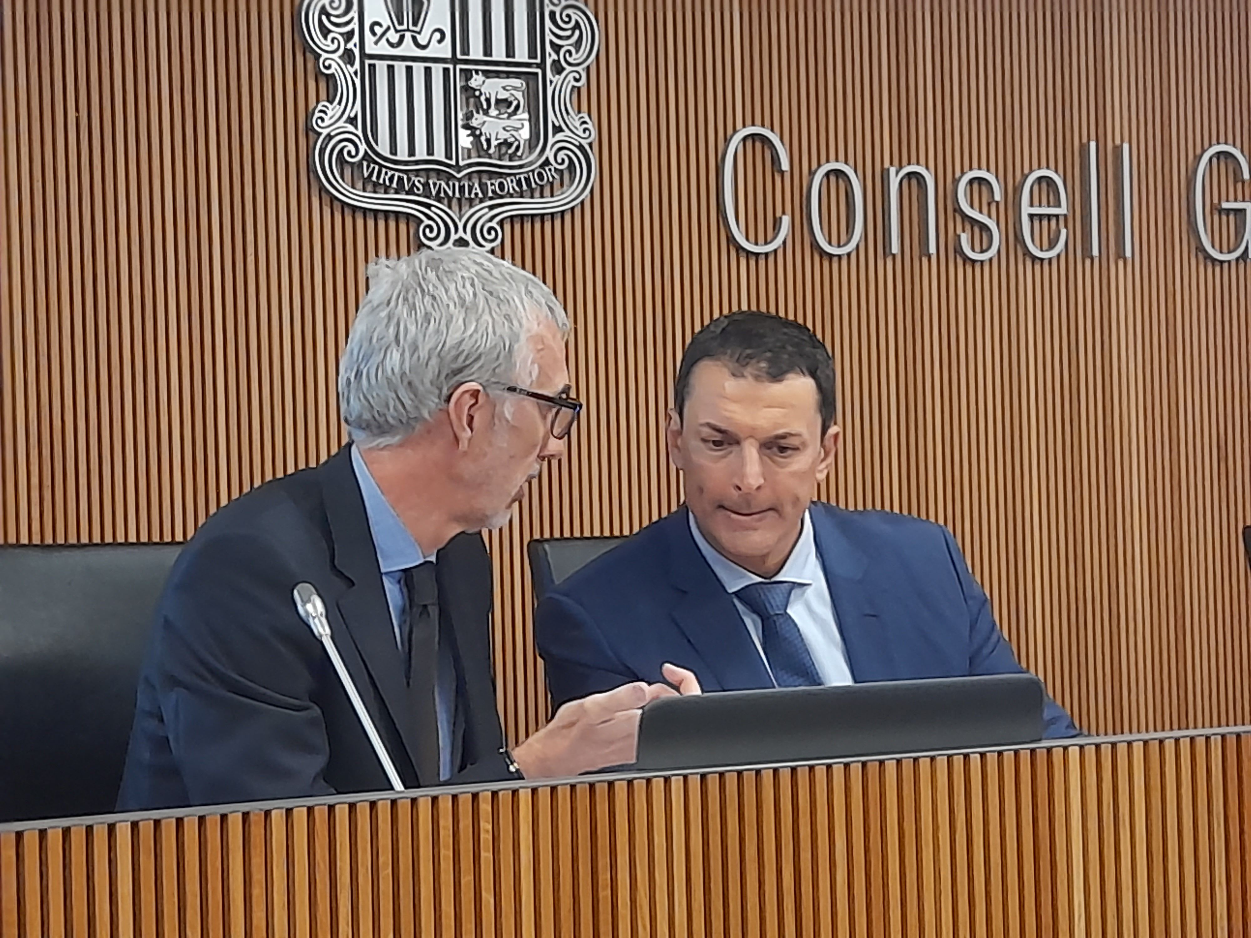 Èric Bartolomé i Jordi Gallardo conversant abans de la compareixença davant la comissió d'economia.