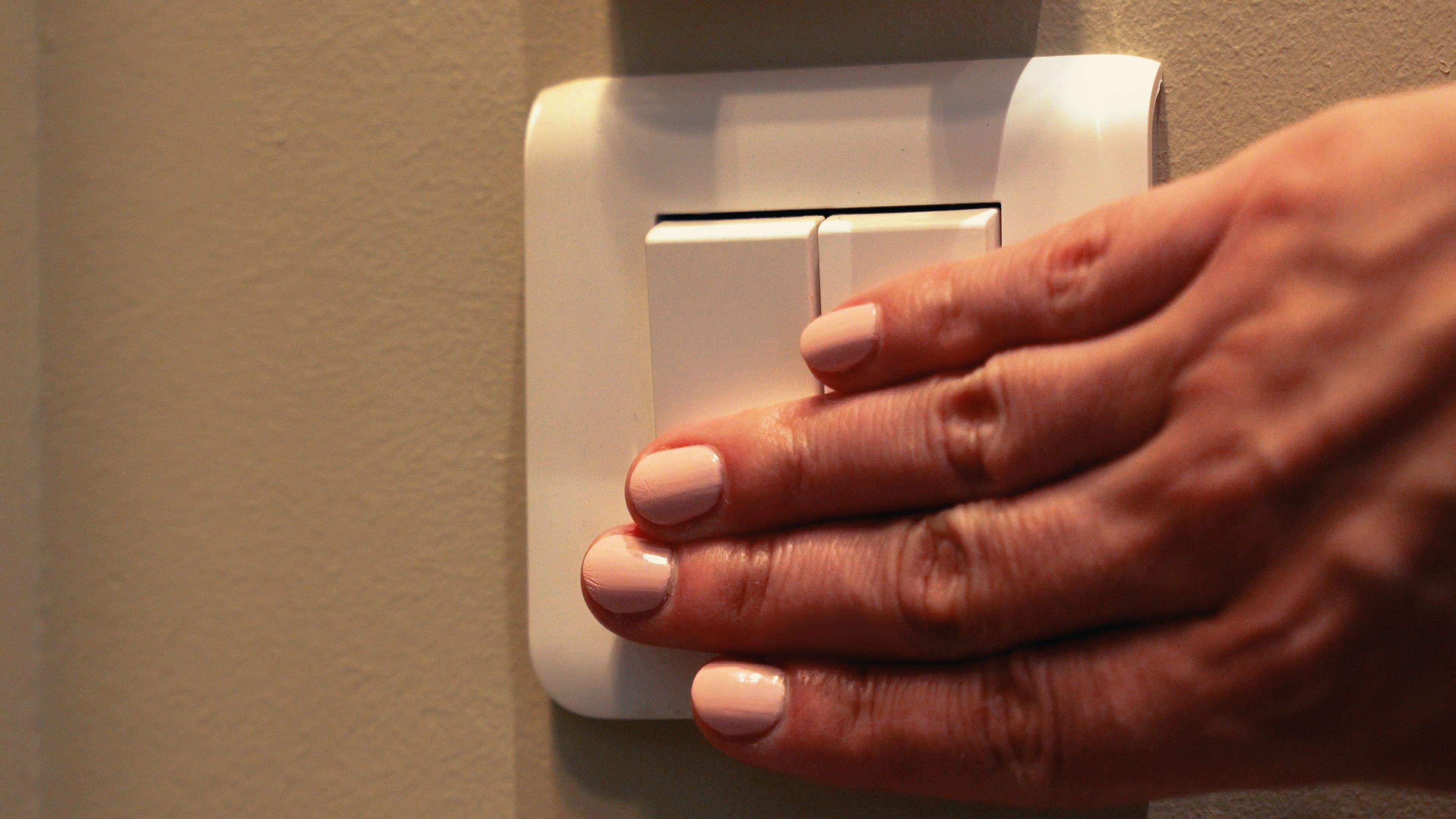 Una persona apreta un interruptor.