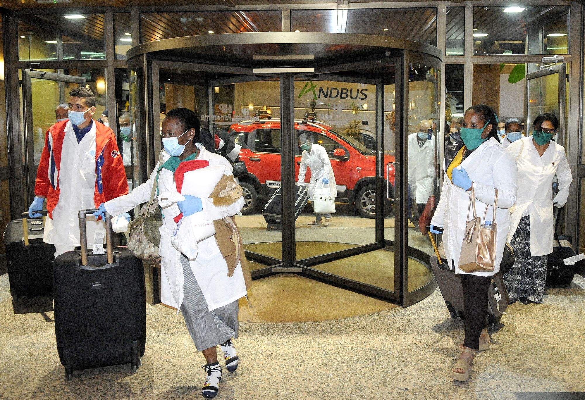 Arribada dels professionals sanitaris cubans a l'hotel escaldenc on estan allotjats.