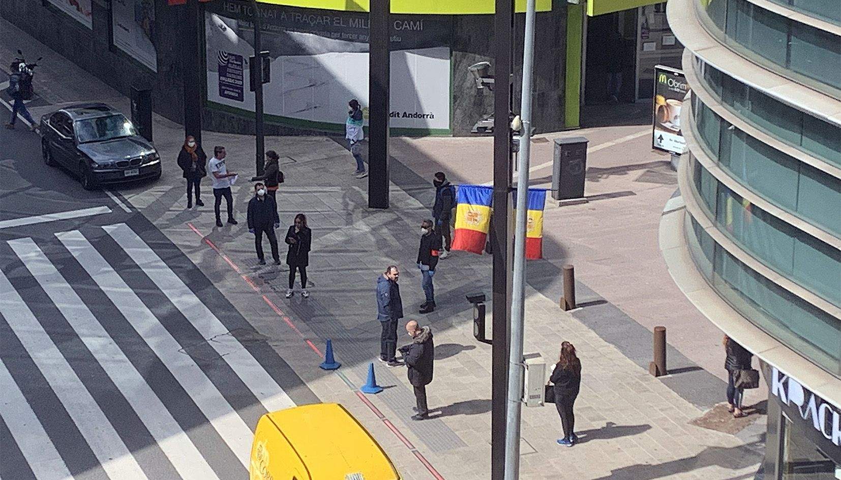 Cues a la Rotonda per accedir en una oficina bancària.