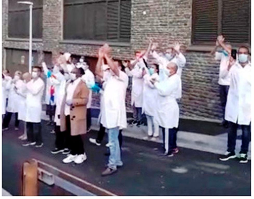 Els integrants de la brigada corresponen als aplaudiments dels veïns a Escaldes-Engordany.