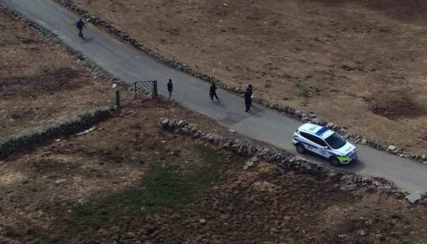Un control policial en un camí rural.