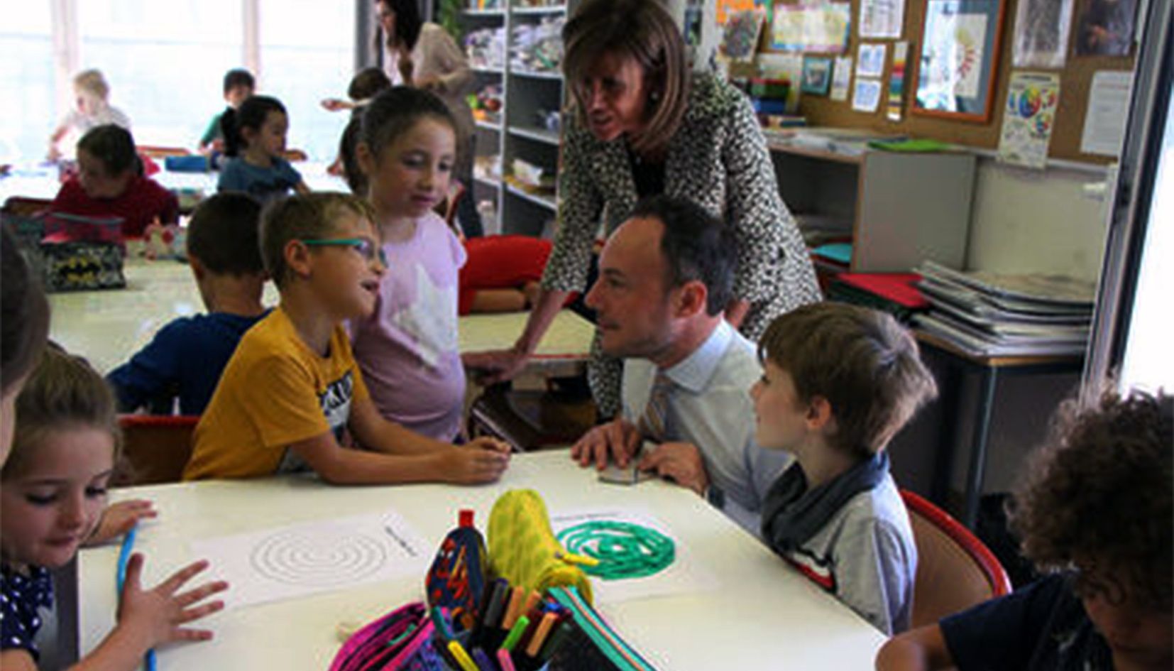 La ministra d'Educació, Ester Vilarrubla, amb el cap de Govern, Xavier Espot, durant la visita a una escola.