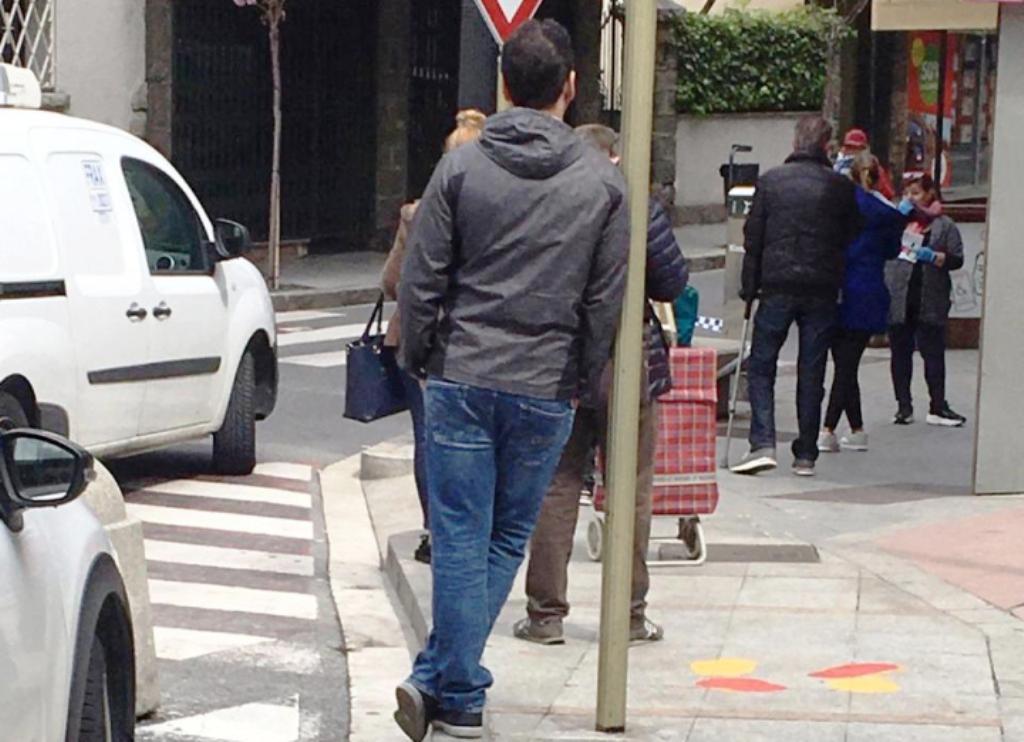 Clients esperen el seu torn en una farmàcia de Sant Julià aquest dimarts.