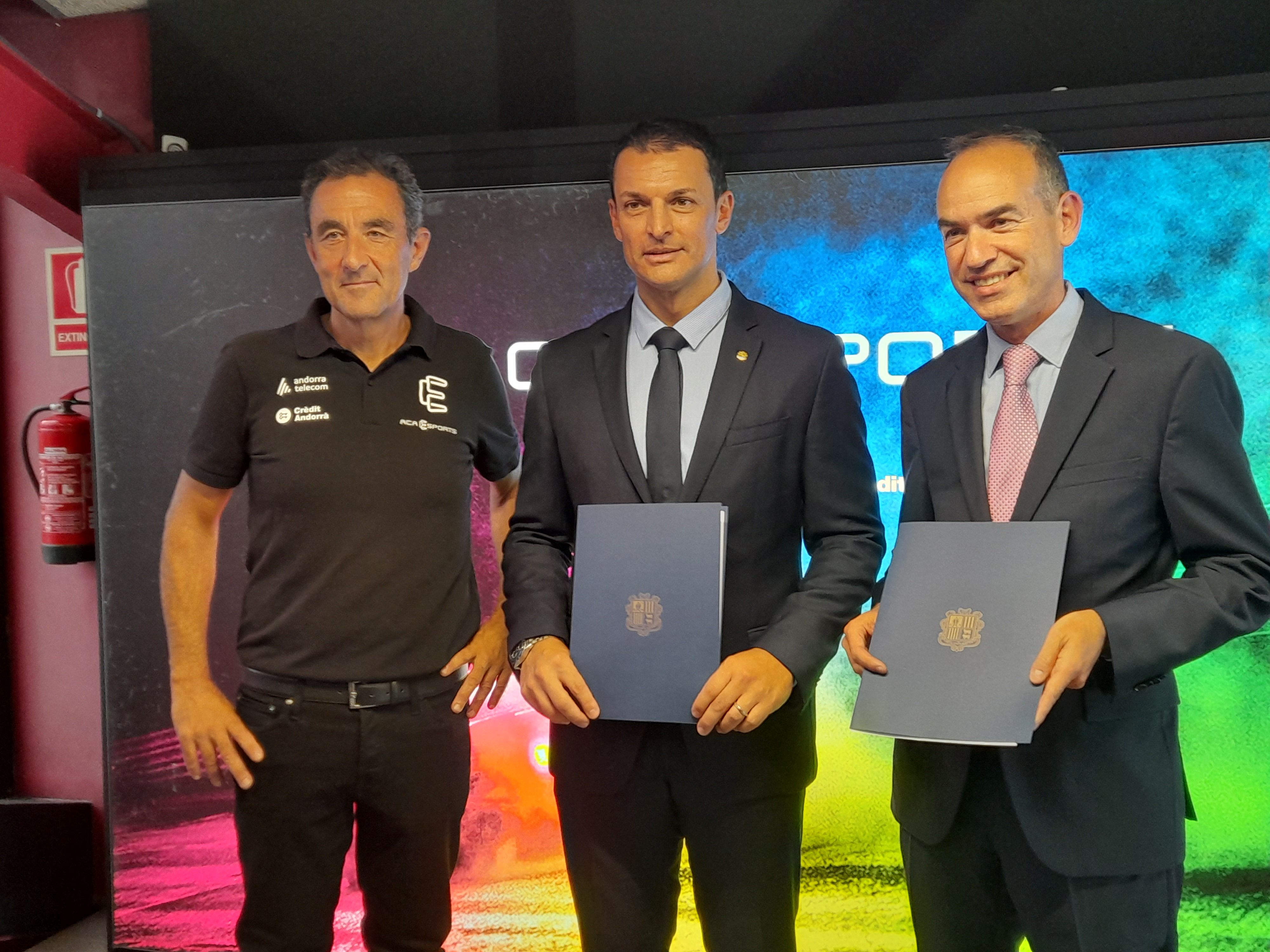 Sasplugas, Gallardo i Alcobé després de firmar el conveni.