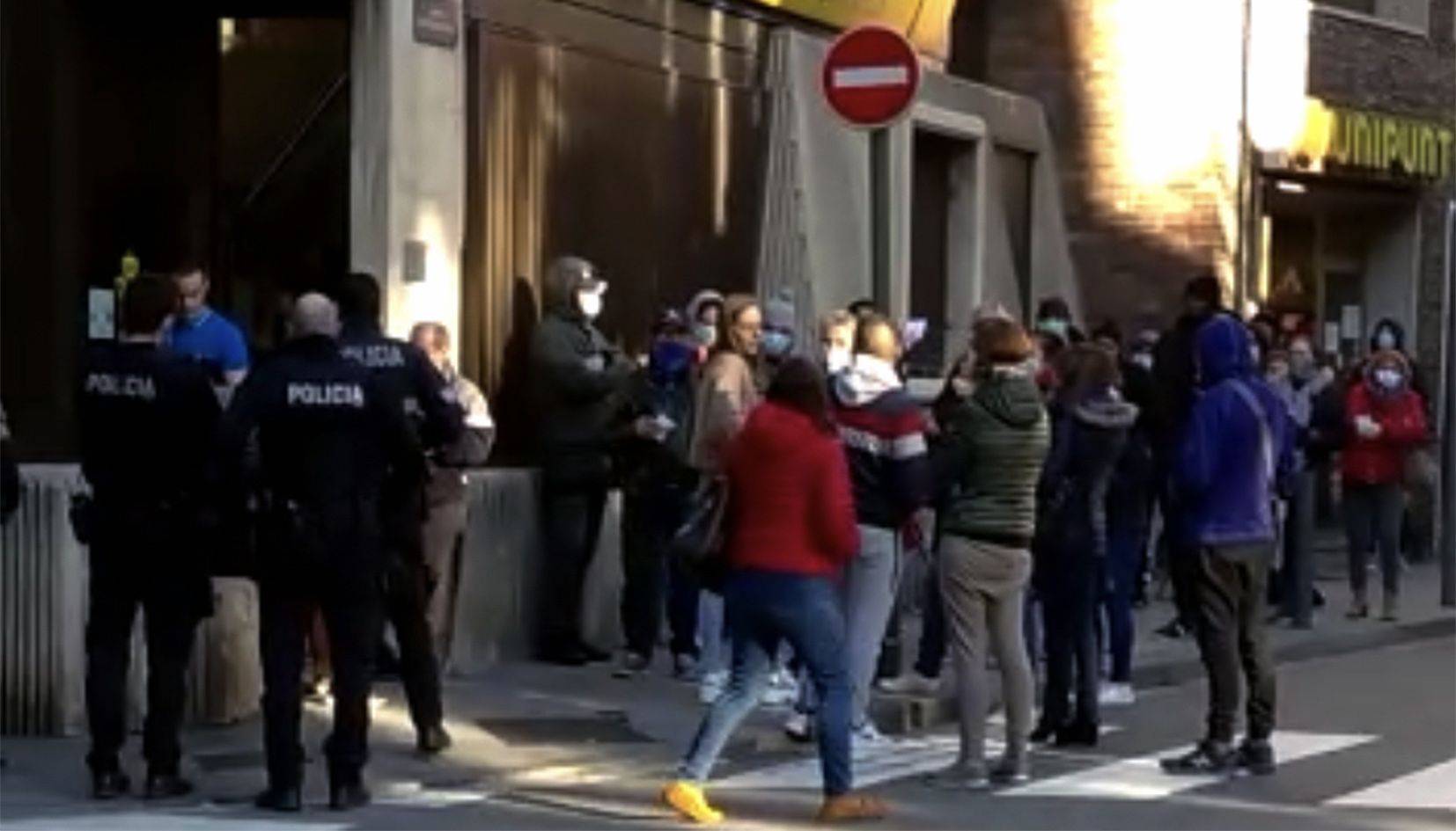 Agents de policia intentant posar ordre a Correos.