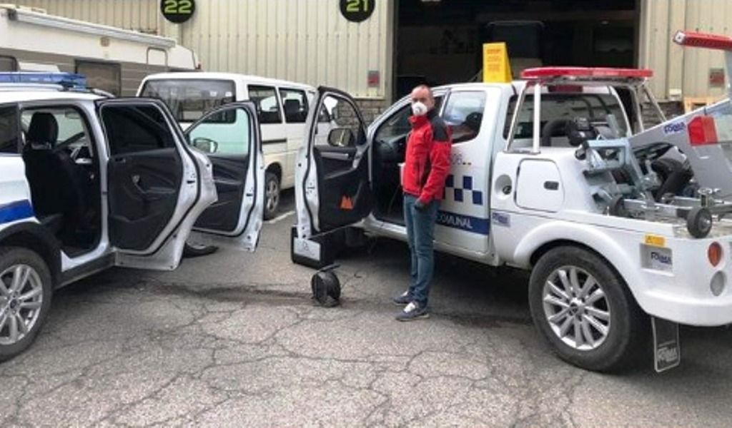 Vehicles del servei de Circulació de Sant Julià de Lòria a l'entrada de la nau on es fa el tractament per ozó