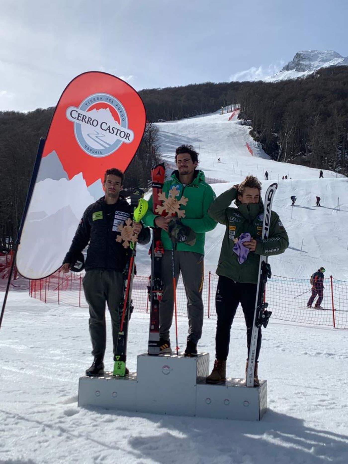 Àxel Esteve i els altres dos ocupants del podi.