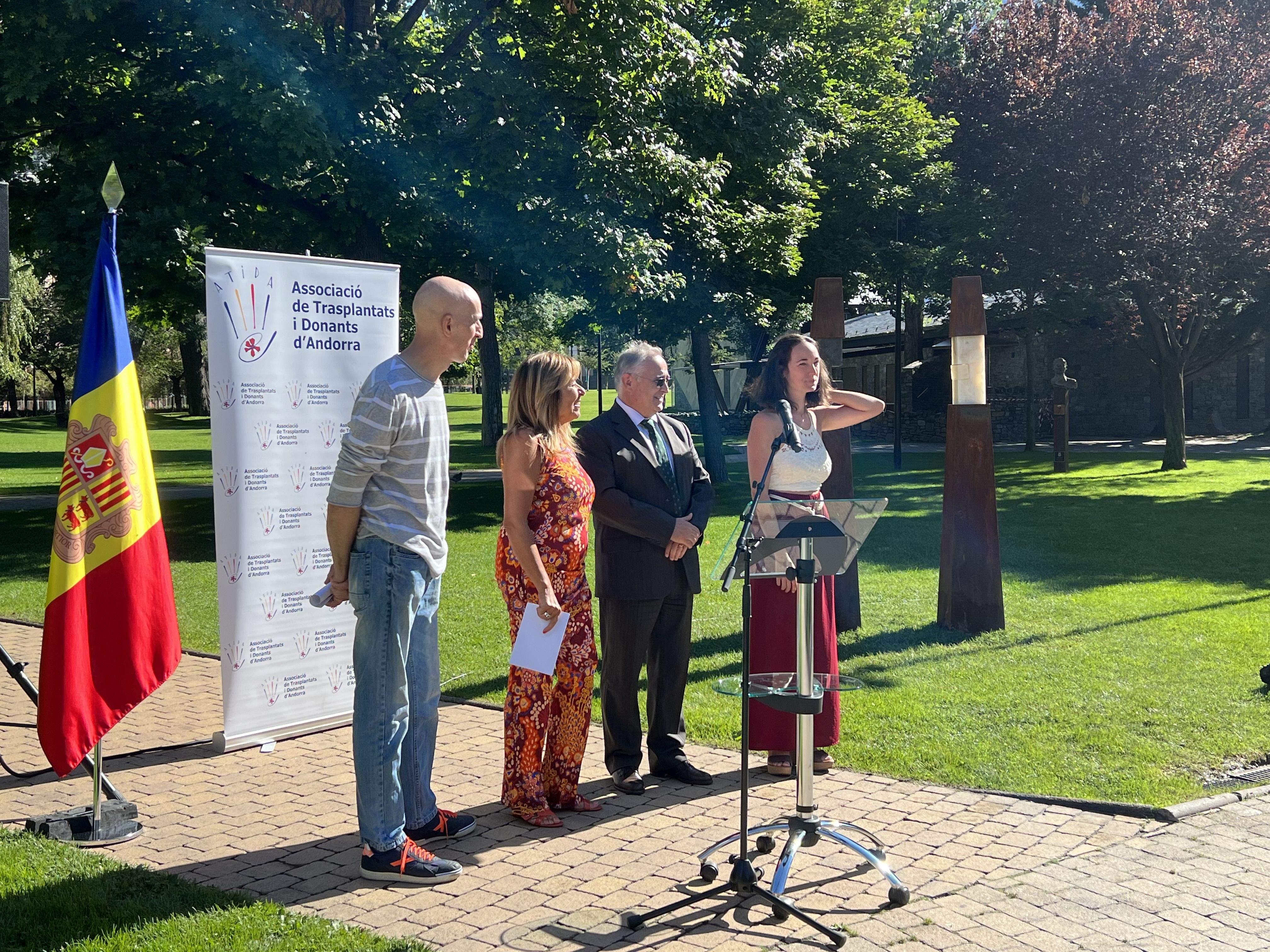 El minsitre de Salut, Albert Font, amb la cònsol d'Andorra la Vella, el president d'ATIDA i l'artista, Emma Regada.