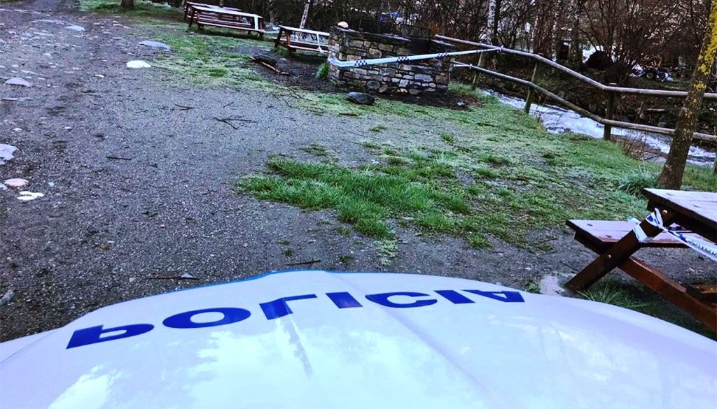 La policia controlant una zona d'esbarjo