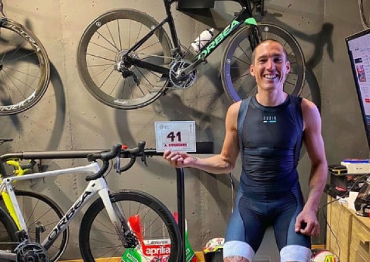 Aleix Espargaró ensenya el dorsal amb què ha competit al repte.