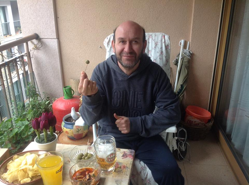 Jaume Martínez, veí de Sant Julià, fent l'aperitiu.