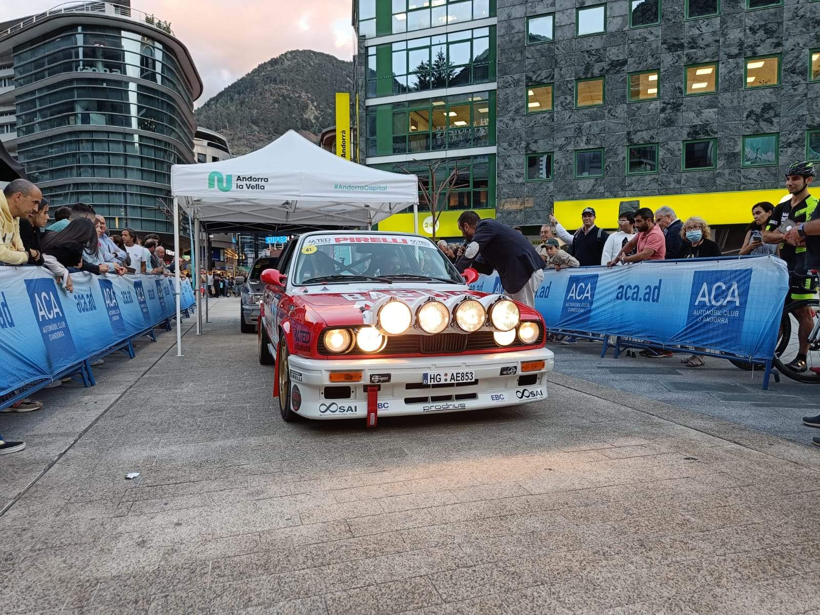 Un dels cotxes en la ceremonia de sortida.