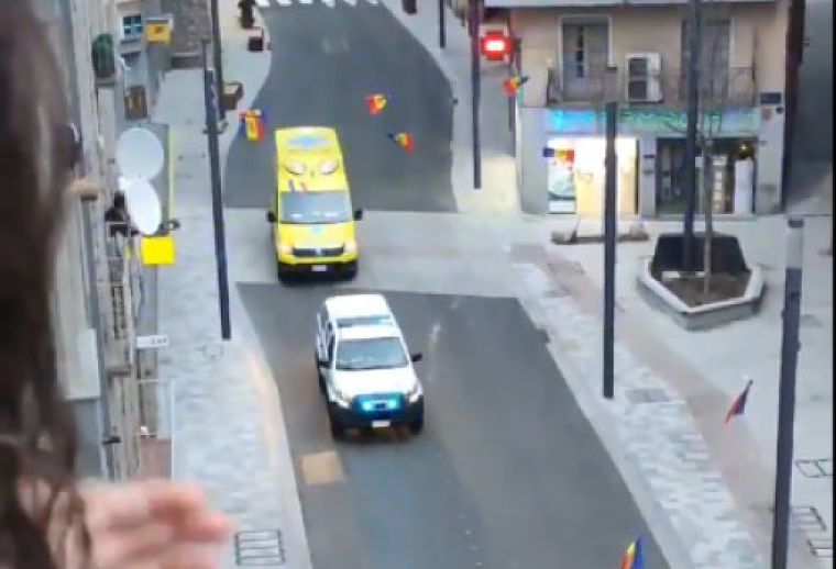 Els vehicles han circulat pels principals carrers d'Encamp.